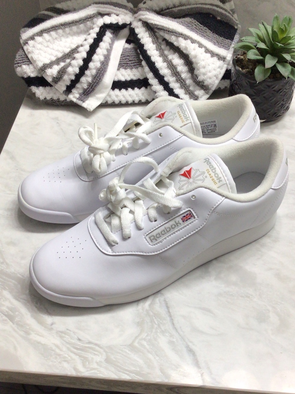 Reebok Classic White Women’s Leather Sneakers with Subtle Red Logo size 10 NWOT